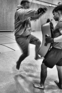 gesprungener Kniestoß Combat Fitness